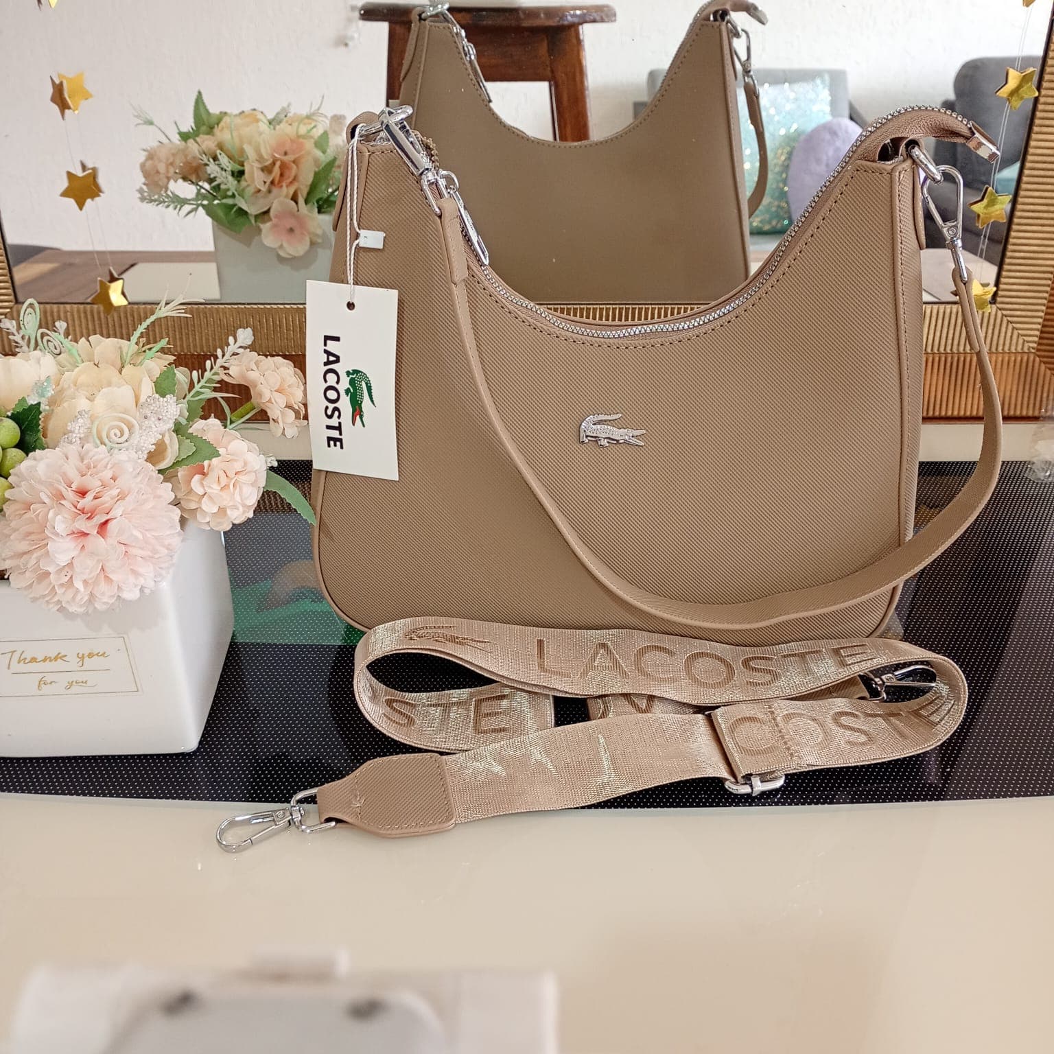 Bolsa tipo hobo Lacoste con correa ajustable