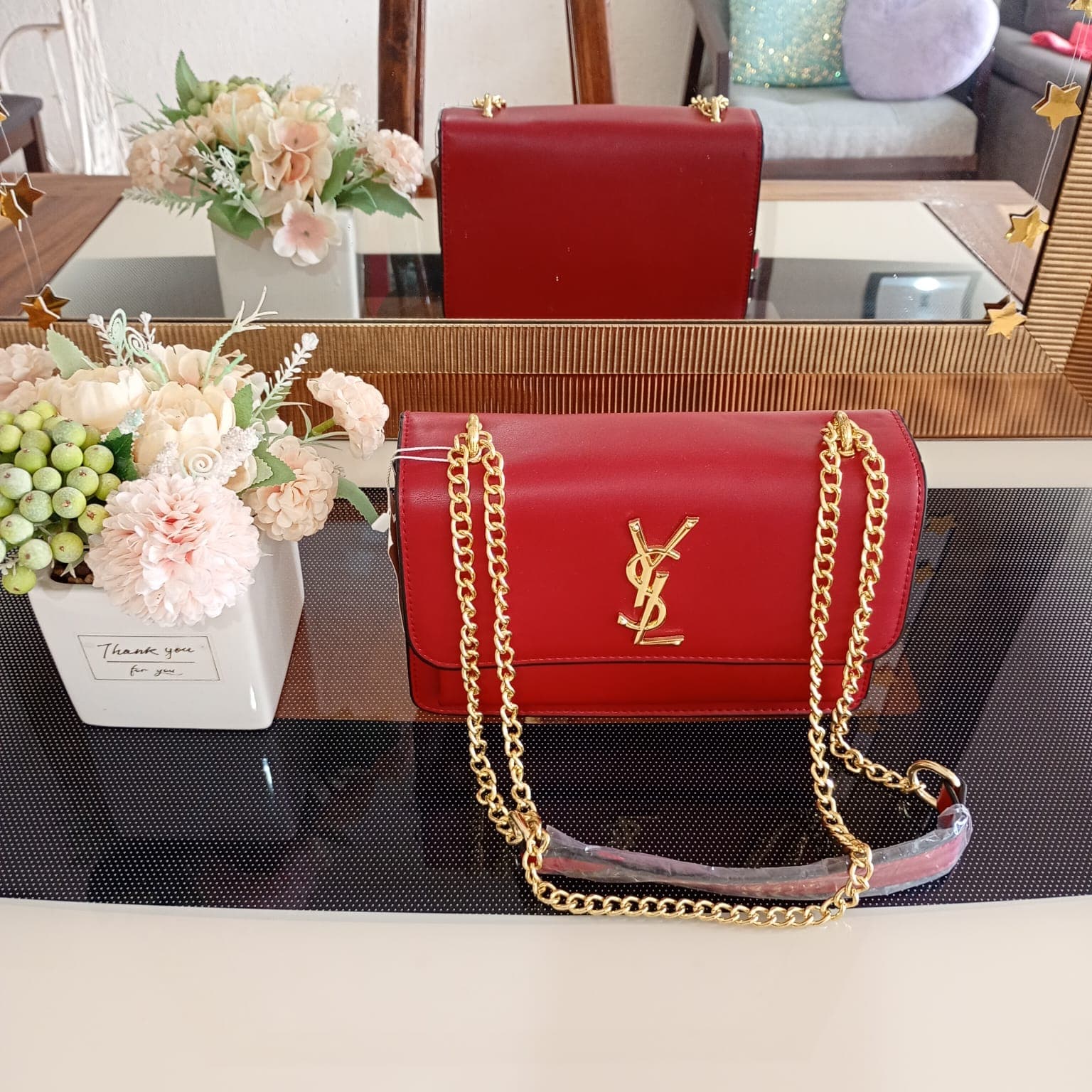 Bolsa de hombro roja con logo YSL y cadena dorada