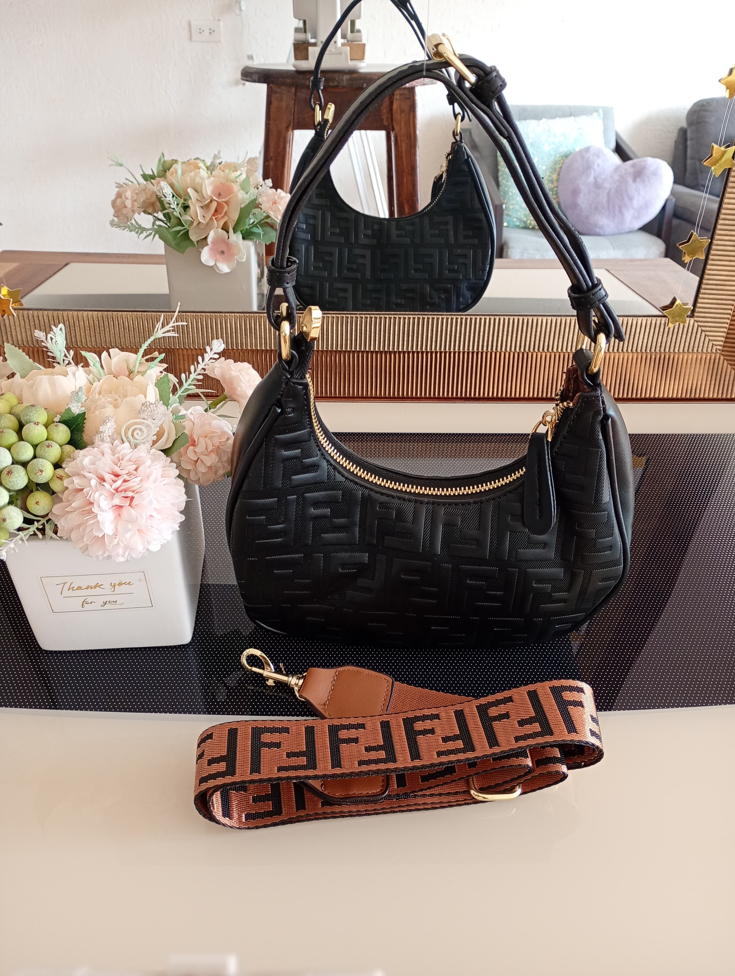 Bolsa de hombro negra con patrón FF y correa ancha desmontable